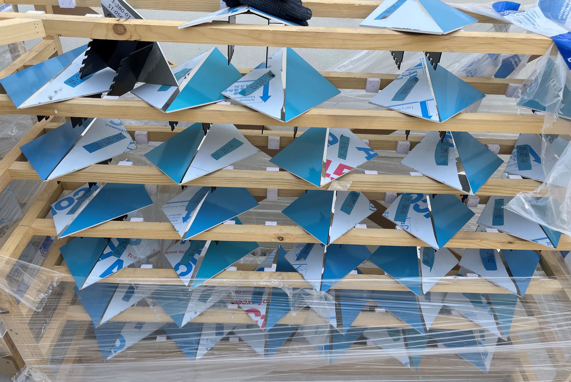 Bonding of 28,000 brackets for aluminium rhombs at the Pakistan Pavilion at the Expo 2020_2