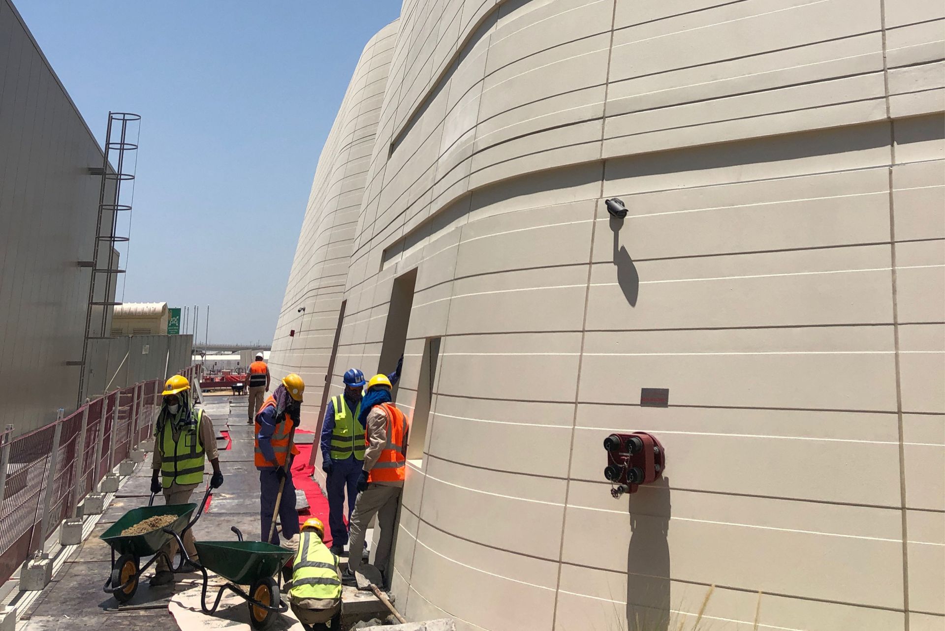 Bonding of 28,000 brackets for aluminium rhombs at the Pakistan Pavilion at the Expo 2020_3