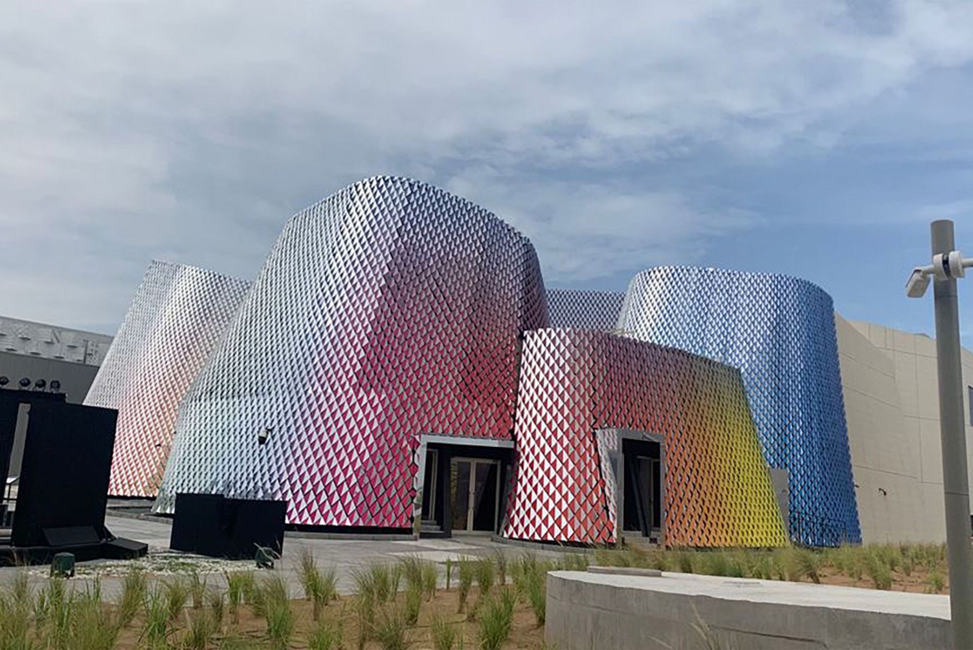 Bonding of 28,000 brackets for aluminium rhombs at the Pakistan Pavilion at the Expo 2020_5