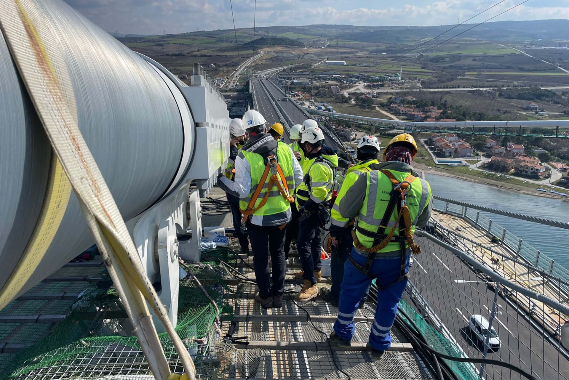 Bonding sight glasses to monitor the suspension cables on the Çanakkale 1915 Bridge_1