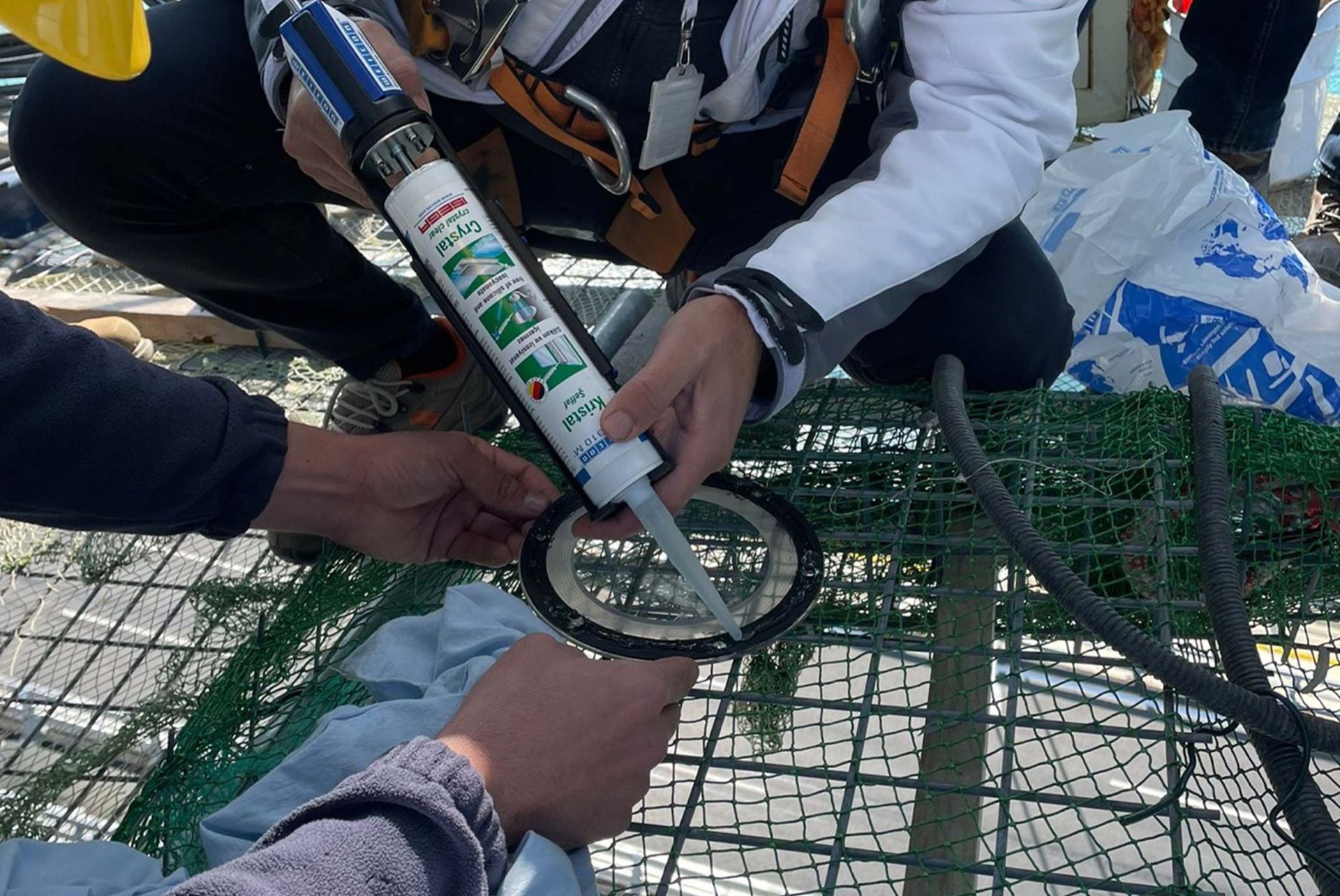 Bonding sight glasses to monitor the suspension cables on the Çanakkale 1915 Bridge_2