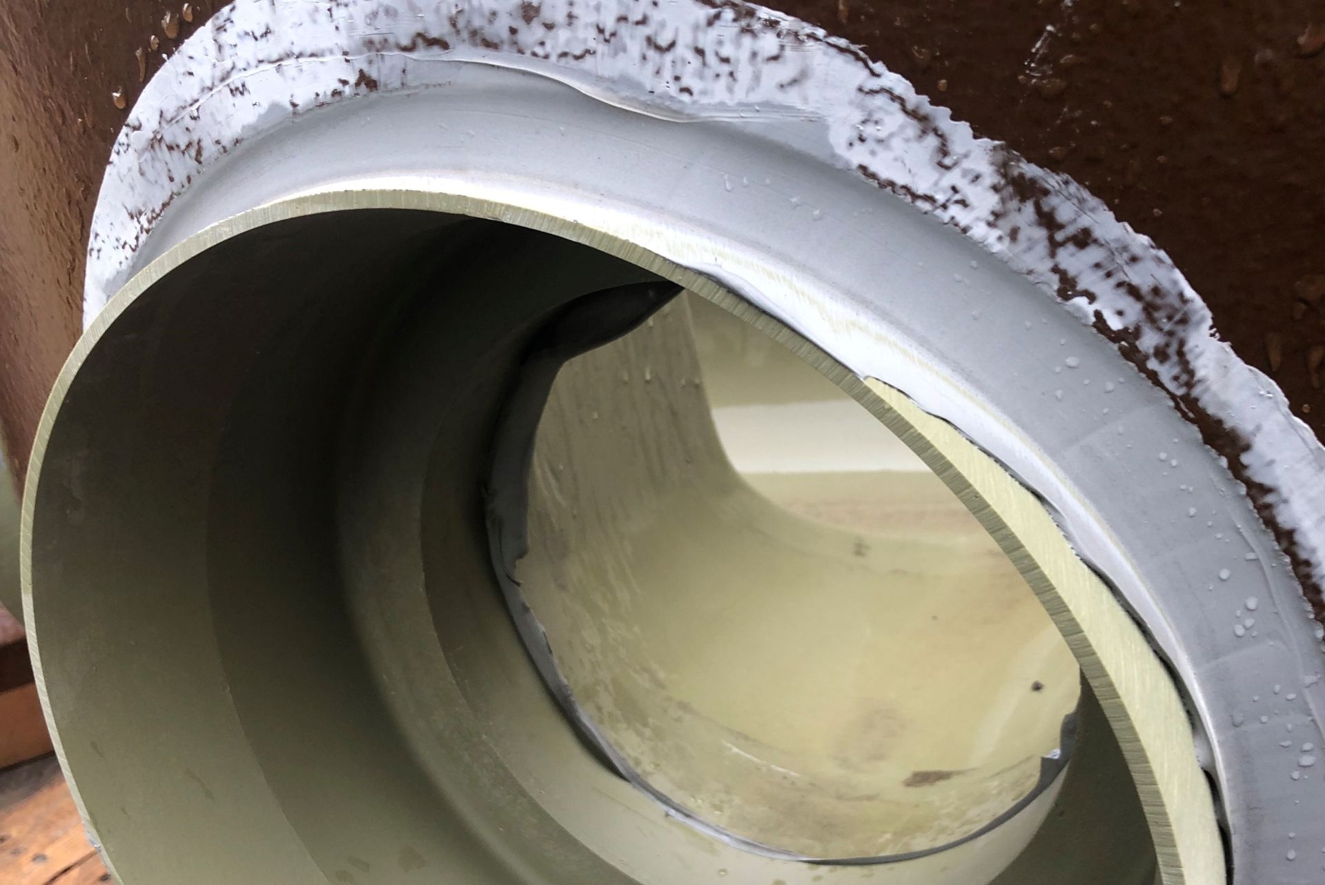 Mounting stoneware sewers with plastic pipes_2